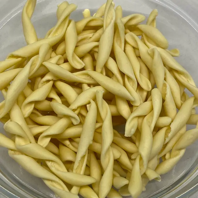 A close up shot of Strozzapreti in a clear round glass bowl